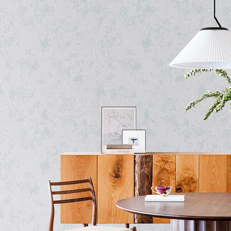 کاغذ دیواری آبرنگی طوسی کد 1187 در فضای نهار خوری با دکور هماهنگ با مبلمان چوبی